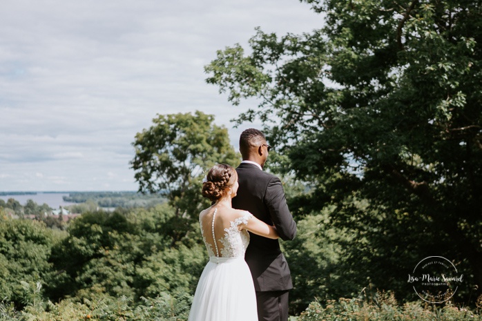 Golf club wedding first look. First look au club de golf du Château Montebello. Fairmont Le Château Montebello wedding. Ottawa photographer.