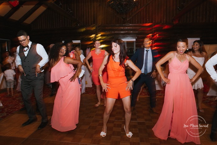 Guests dancing during wedding reception. Salle Héritage Château Montebello. Mariage en Outaouais. Fairmont Le Château Montebello. Ottawa photographer.