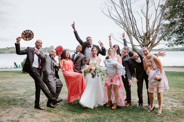 Funny wedding photos with friends. Mariage en Outaouais. Fairmont Le Château Montebello outdoor wedding. Ottawa photographer.