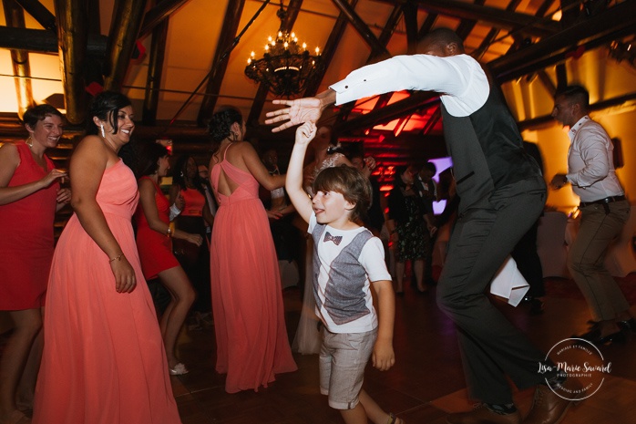 Guests dancing during wedding reception. Salle Héritage. Mariage en Outaouais. Outaouais wedding. Ottawa photographer.