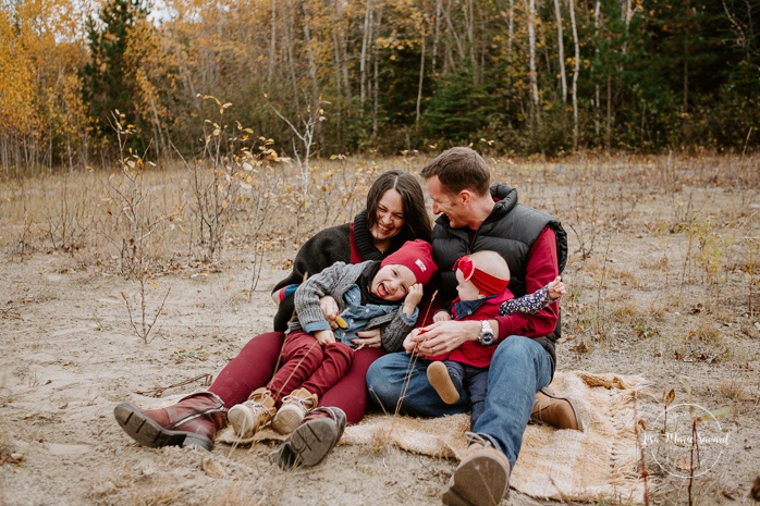 Family photos with boy and girl. Fall mini session. Fall family photos. Minis séances d'automne au Saguenay. Photographe de famille au Saguenay.