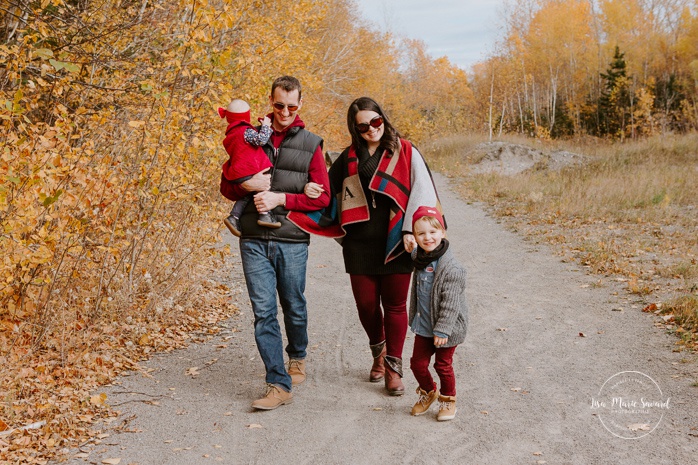 Family photos with boy and girl. Fall mini session. Fall family photos. Photos d'automne à Jonquière. Photographe de famille au Saguenay.