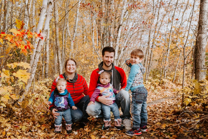 Family photos with boy and twin girls. Fall mini session. Fall family photos. Minis séances d'automne au Saguenay. Photographe de famille au Saguenay.