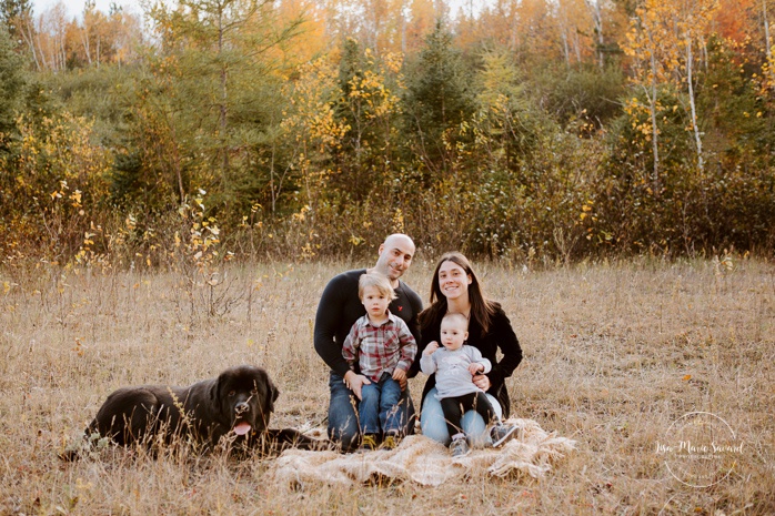 Family photos with dog. Fall mini session. Fall family photos. Minis séances d'automne au Saguenay. Photographe de famille au Saguenay.
