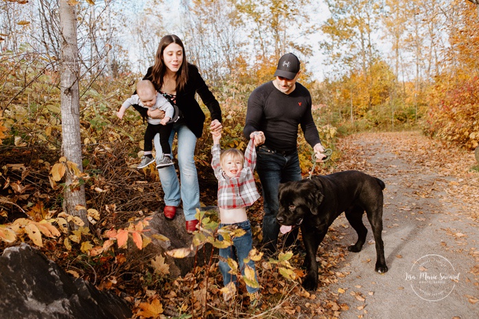Family photos with dog. Fall mini session. Fall family photos. Minis séances d'automne au Saguenay. Photographe de famille au Saguenay.