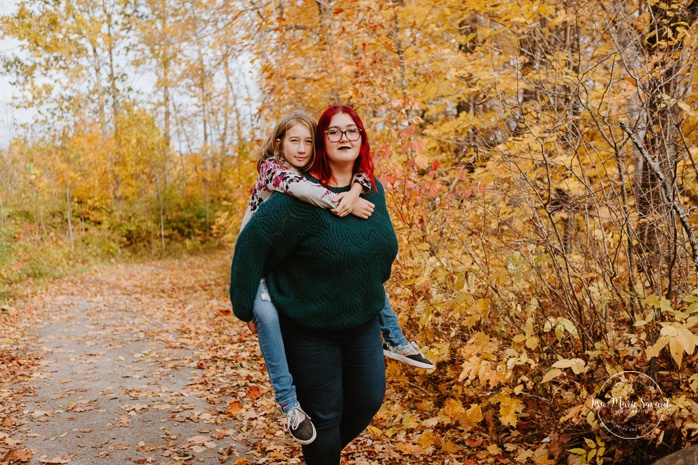Best friend photos. Sibling photos. Fall family session. Photos d'automne à Jonquière. Photographe de famille au Saguenay.