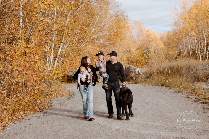Family photos with dog. Fall mini session. Fall family photos. Photos d'automne à Jonquière. Photographe de famille au Saguenay.