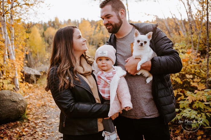 Family photos with baby girl and dog. Fall mini session. Fall family photos. Minis séances d'automne au Saguenay. Photographe de famille au Saguenay.