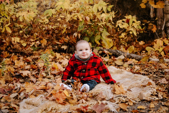 Family photos with baby boy plaid shirts. Fall mini session. Fall family photos. Minis séances d'automne au Saguenay. Photographe de famille au Saguenay.