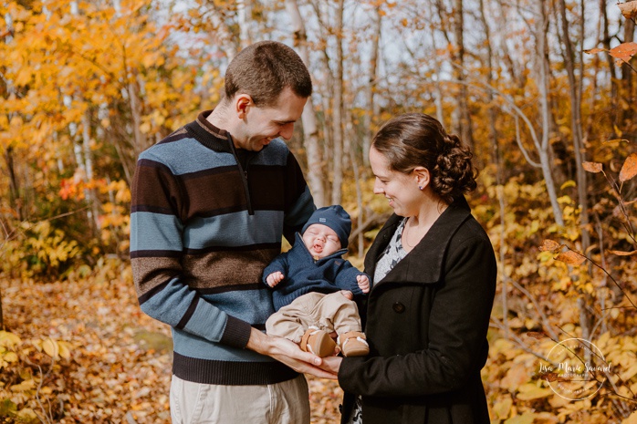 Family photos with three months old. Fall mini session. Fall family session. Photo d'automne à Jonquière. Photographe de famille au Saguenay.