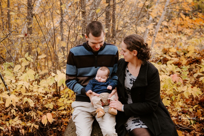 Family photos with three months old. Fall mini session. Fall family session. Minis séances d'automne au Saguenay. Photographe de famille au Saguenay.