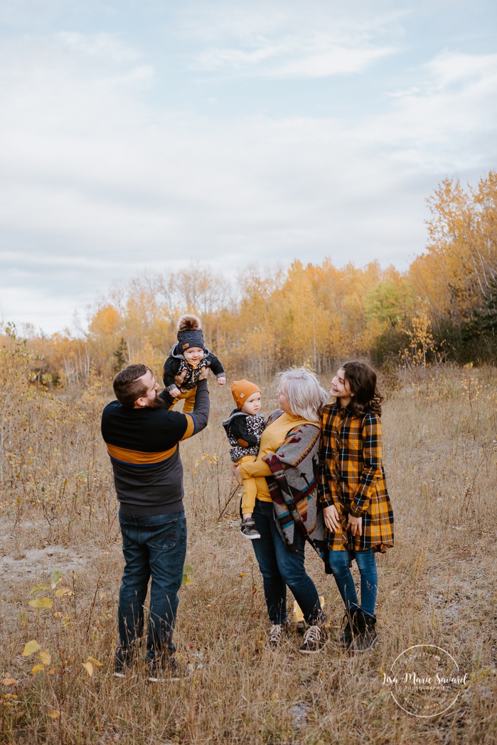 Family photos with girl and boys. Fall mini session. Fall family photos. Minis séances d'automne au Saguenay. Photographe de famille au Saguenay.