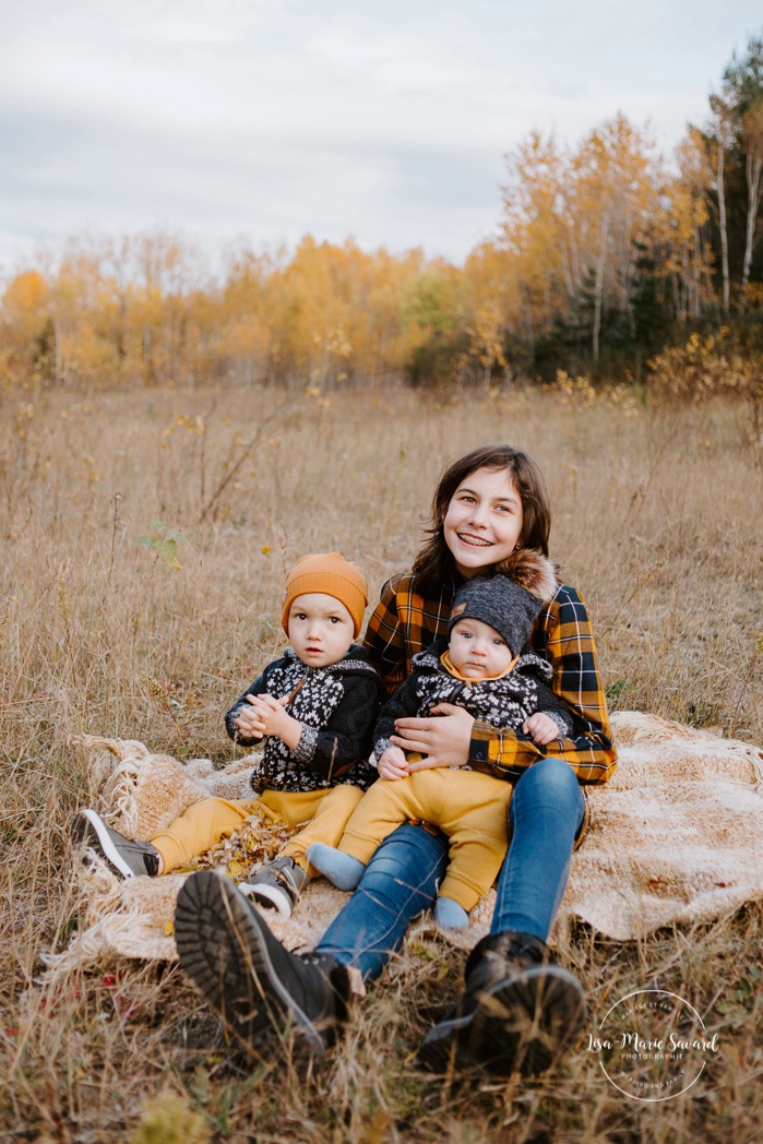 Family photos with girl and boys. Fall mini session. Fall family photos. Minis séances d'automne au Saguenay. Photographe de famille au Saguenay.
