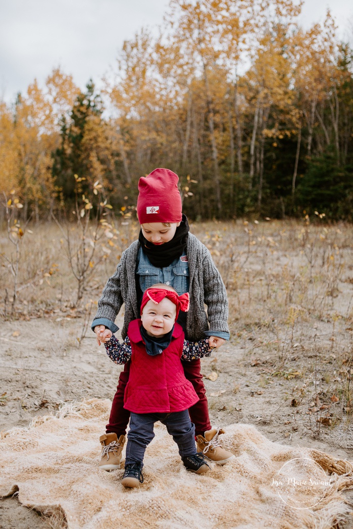 Family photos with boy and girl. Fall mini session. Fall family photos. Minis séances d'automne au Saguenay. Photographe de famille au Saguenay.