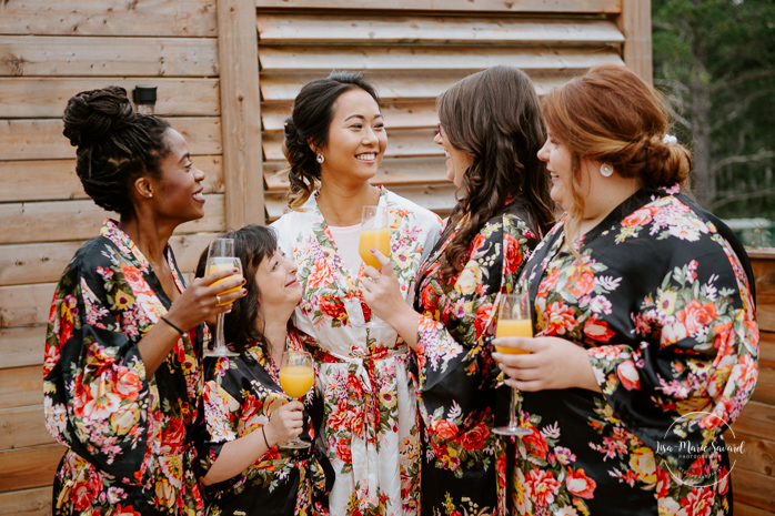 Asian bride preparing mimosa for bridesmaids. Mariage à l'Orée des Champs en automne. Orée des Champs Saint-Nazaire Saguenay-Lac-Saint-Jean. Photographe de mariage Saguenay.