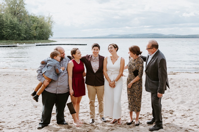 Same sex wedding photos. Two brides with extended family. Intimate summer camp LGBTQ+ wedding. Mariage LGBTQ+ à Montréal. Montreal LGBTQ+ wedding. 