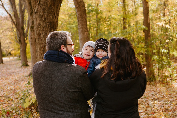 Fall family photos with two boys. Fall family session. Photo de famille en automne au parc Angrignon. Photographe de famille à Verdun LaSalle. Montreal family photographer