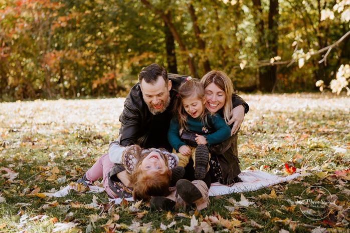 Fall family photos with two girls. Fall family session. Photo de famille en automne au parc Angrignon. Photographe de famille à Montréal. Montreal family photographer