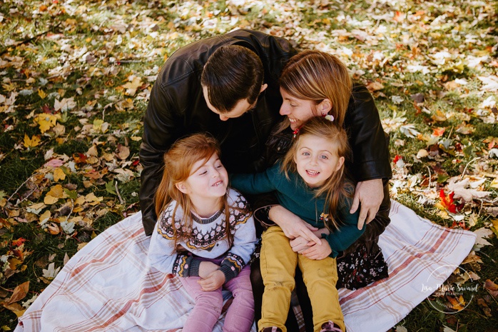Fall family photos with two girls. Fall family session. Minis séances d'automne à Montréal. Photographe de famille à Montréal. Montreal family photographer