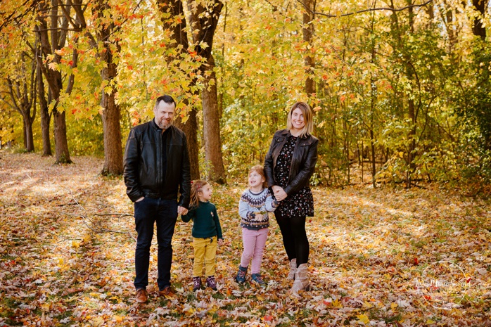 Fall family photos with two girls. Fall family session. Minis séances d'automne à Montréal. Photographe de famille à Montréal. Montreal family photographer