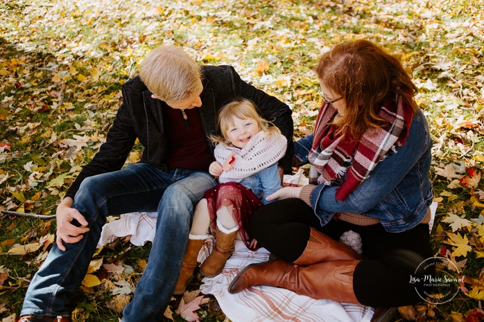 Fall family photos with toddler girl. Fall family session. Photos de famille en automne au parc Angrignon. Photographe de famille à Montréal. Montreal family photographer