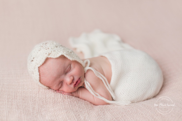 Pink newborn photos. Minimalist girl newborn session. Organic newborn photos. Pure newborn photos. Photos de nouveau-né à Verdun. Verdun newborn photographer.