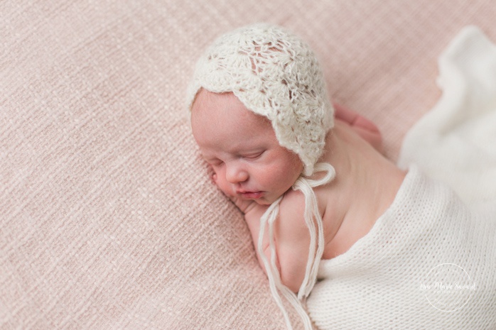 Pink newborn photos. Minimalist girl newborn session. Organic newborn photos. Pure newborn photos. Photos de nouveau-né à Verdun. Verdun newborn photographer.