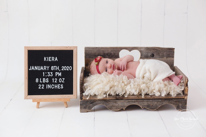 Minimalist girl newborn session. Heart shaped wooden bed. Newborn announcement. Photographe de bébé à Montréal. Montreal baby photographer