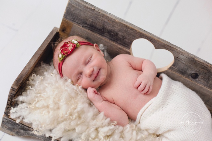 Minimalist girl newborn session. Heart shaped wooden bed. Newborn announcement. Photographe de bébé à Montréal. Montreal baby photographer