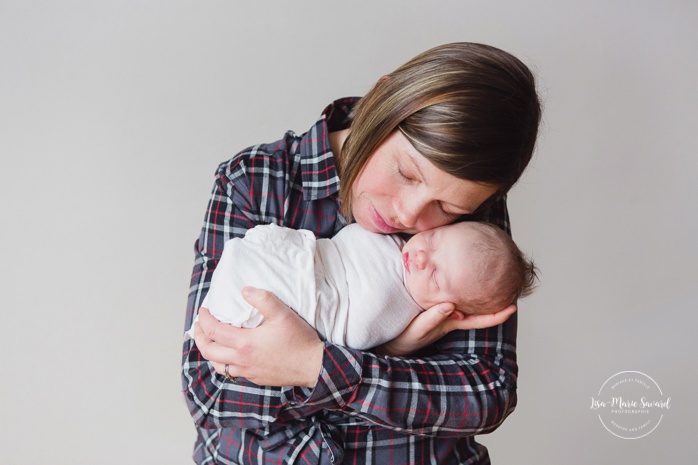 Mom holding newborn baby. Simple newborn photos. Minimalist newborn photos. Photographe de bébé à Montréal. Montreal baby photographer