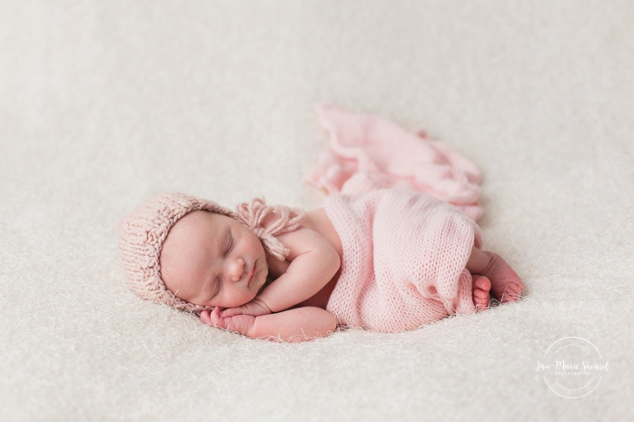 Simple newborn photos. Minimalist girl newborn session. Organic newborn photos. Pure newborn photos. Photographe de bébé à Montréal. Montreal baby photographer
