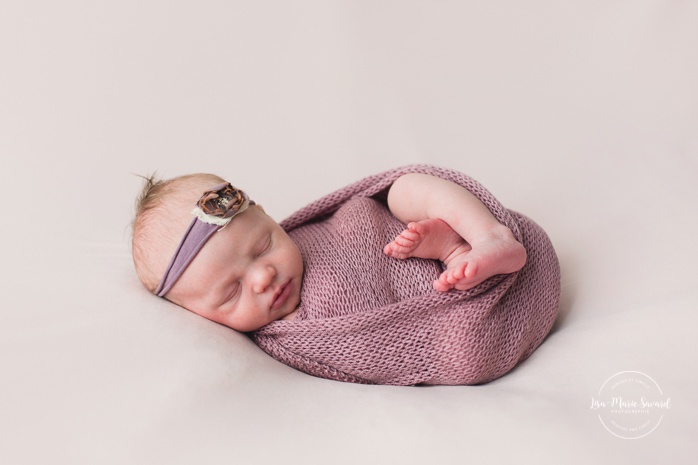 Lilac purple newborn photos. Minimalist girl newborn session. Organic newborn photos. Pure newborn photos. Photos de nouveau-né à Verdun. Verdun newborn photographer.