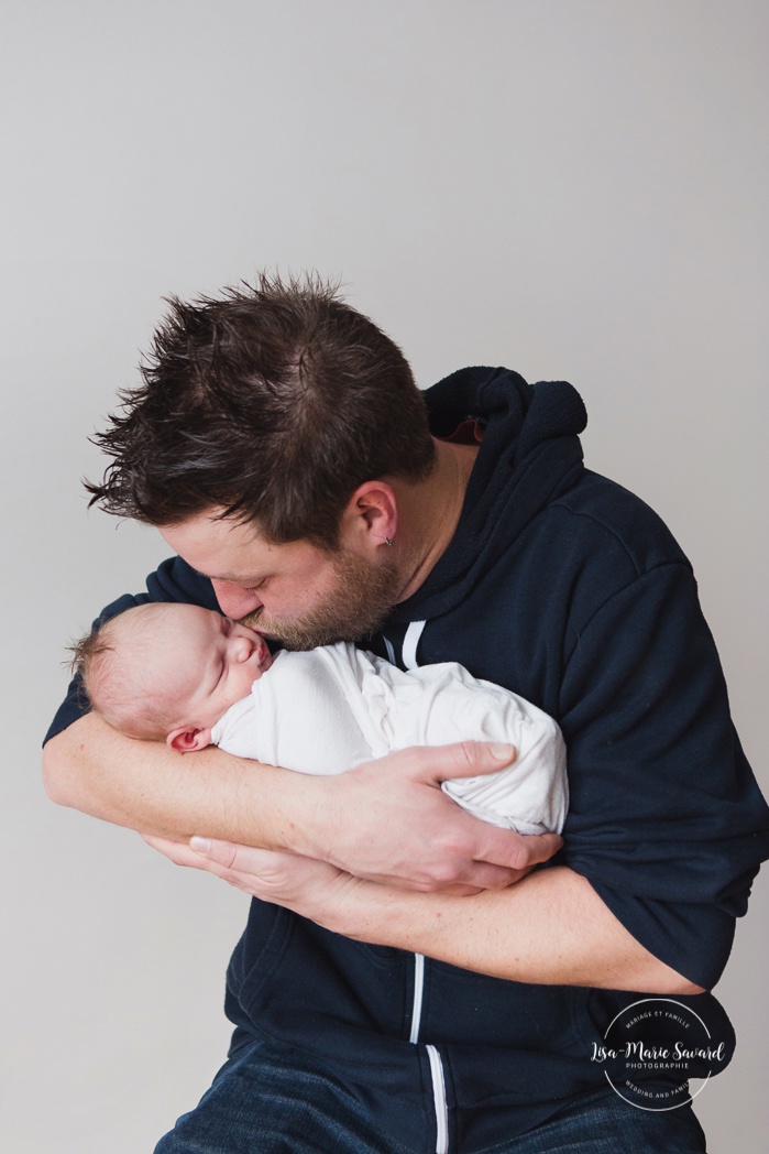 Dad holding newborn baby. Simple newborn photos. Minimalist newborn photos. Photographe de bébé à Montréal. Montreal baby photographer