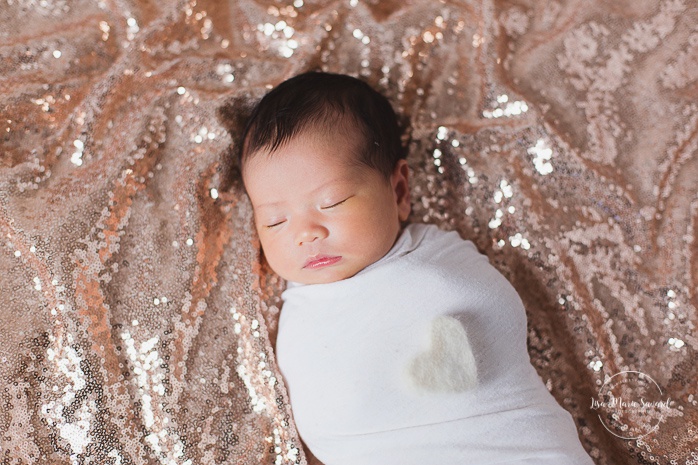 Newborn photos sequin fabric. Rose gold sequin fabric. Asian girl newborn photos. Photoshoot de nouveau-né à Montréal. Montreal newborn photoshoot