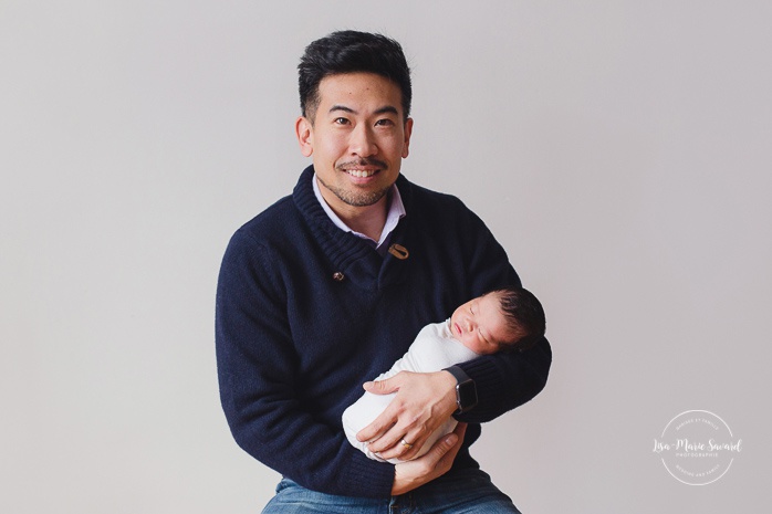 Newborn family photos. Dad holding baby girl. Asian girl newborn photos. Photoshoot de nouveau-né à Montréal. Montreal newborn photoshoot