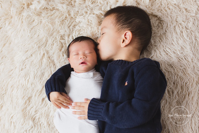 Newborn sibling ideas. Big brother holding newborn sister. Asian girl newborn photos. Photoshoot de nouveau-né à Montréal. Montreal newborn photoshoot