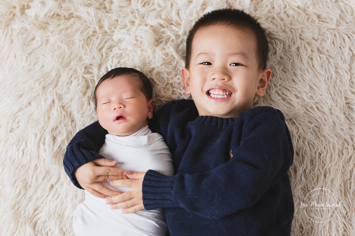 Newborn sibling ideas. Big brother holding newborn sister. Asian girl newborn photos. Photoshoot de nouveau-né à Montréal. Montreal newborn photoshoot