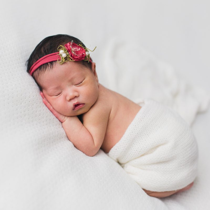 Minimalist newborn photos. Organic newborn session. Asian girl newborn photos. Photoshoot de nouveau-né à Montréal. Montreal newborn photoshoot