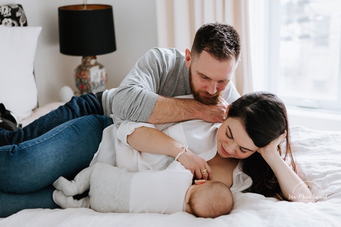 Breastfeeding photoshoot ideas. Mom breastfeeds three months old. In-home family session. Lifestyle family session baby boy. Photos de famille à Montréal. Saint-Henri in-home family session. Montreal lifestyle family photographer.