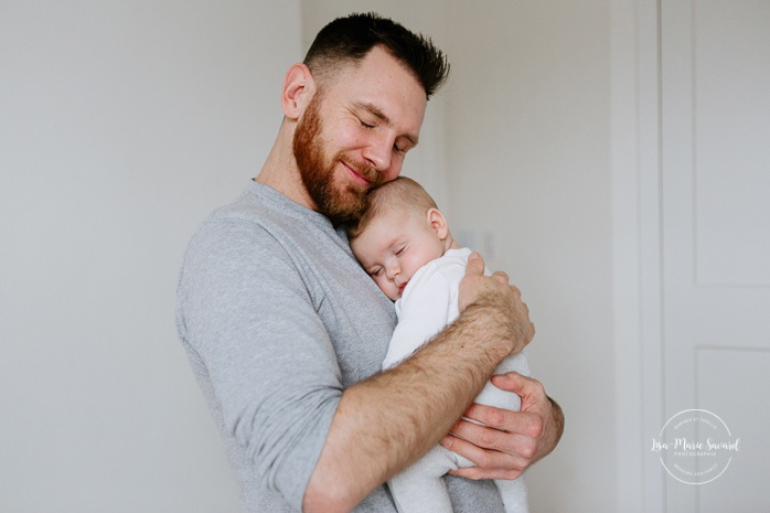 Dad holding three months old boy. In-home family session. Three months old boy family session. Lifestyle family session baby boy. Photos de famille à Montréal. Saint-Henri in-home family session. Montreal lifestyle family photographer.