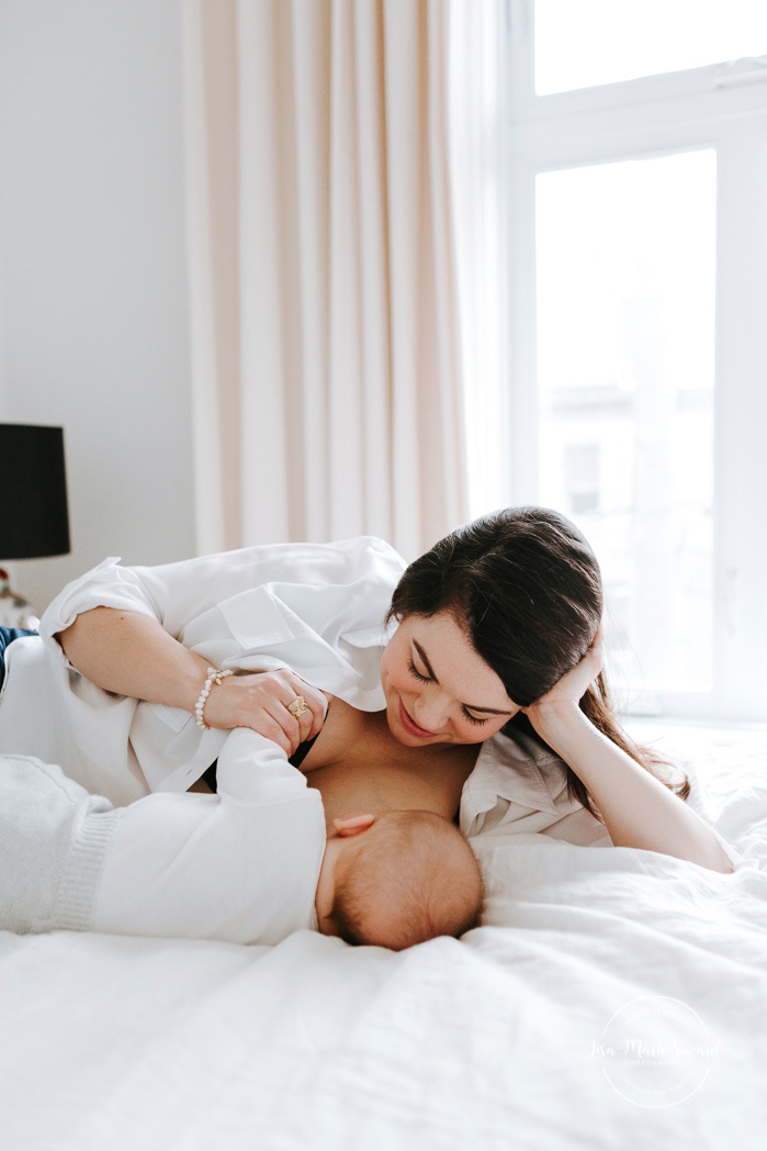 Breastfeeding photoshoot ideas. Mom breastfeeds three months old. In-home family session. Lifestyle family session baby boy. Photos de famille à Montréal. Saint-Henri in-home family session. Montreal lifestyle family photographer.