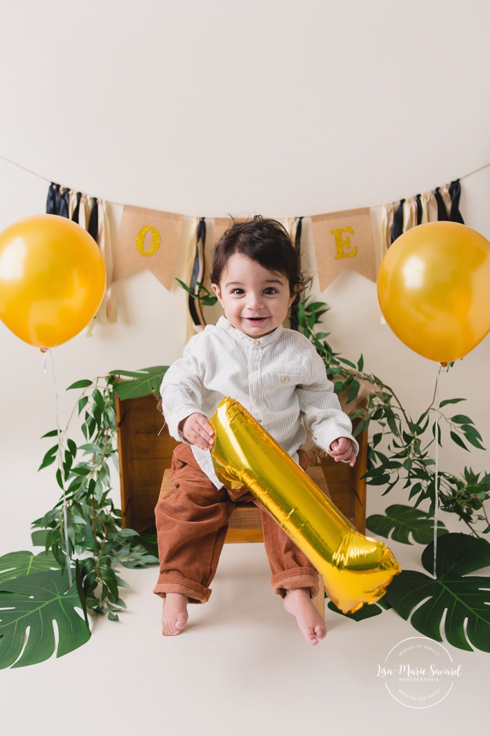 Tropical jungle Smash the Cake photos. Jungle Cake Smash session. Forest Cake Smash photos. King of the jungle birthday photos. Séance Smash the Cake tropicale à Montréal. Photographe d'anniversaire d'enfants à Montréal. Montreal Smash the Cake photographer