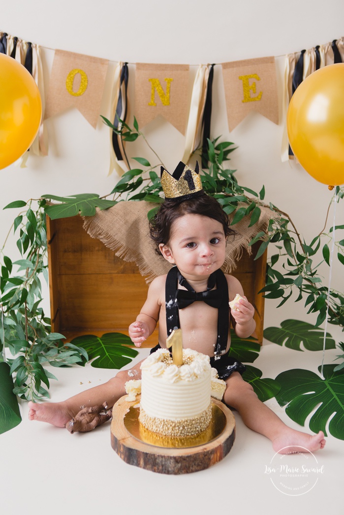 Tropical jungle Smash the Cake photos. Jungle Cake Smash session. Forest Cake Smash photos. King of the jungle birthday photos. Séance Smash the Cake tropicale à Montréal. Photographe d'anniversaire d'enfants à Montréal. Montreal Smash the Cake photographer