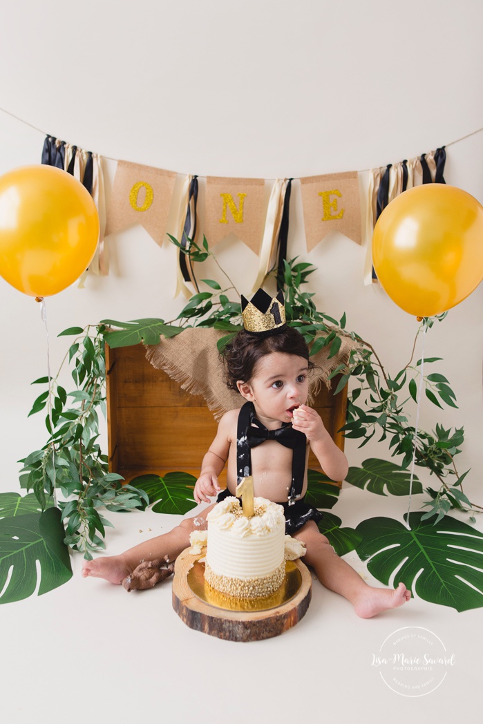 Tropical jungle Smash the Cake photos. Jungle Cake Smash session. Forest Cake Smash photos. King of the jungle birthday photos. Séance Smash the Cake tropicale à Montréal. Photographe d'anniversaire d'enfants à Montréal. Montreal Smash the Cake photographer