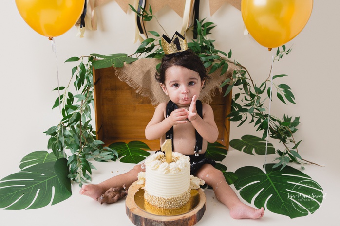 Tropical jungle Smash the Cake photos. Jungle Cake Smash session. Forest Cake Smash photos. King of the jungle birthday photos. Séance Smash the Cake tropicale à Montréal. Photographe d'anniversaire d'enfants à Montréal. Montreal Smash the Cake photographer