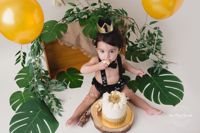 Tropical jungle Smash the Cake photos. Jungle Cake Smash session. Forest Cake Smash photos. King of the jungle birthday photos. Séance Smash the Cake tropicale à Montréal. Photographe d'anniversaire d'enfants à Montréal. Montreal Smash the Cake photographer