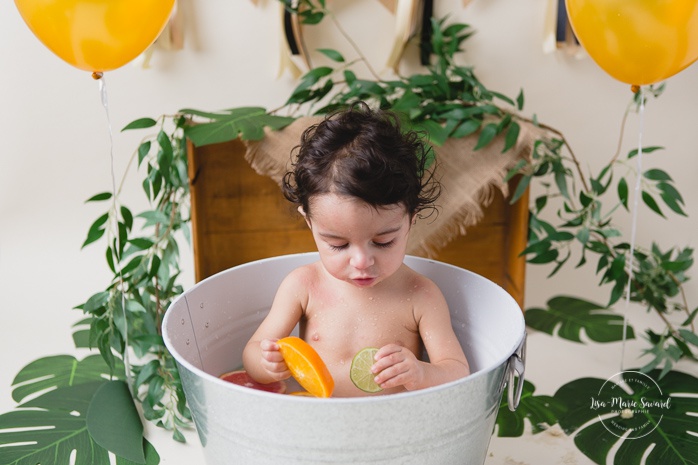 Citrus bath Smash the Cake. Cake Smash citrus bath. Orange bath Cake Smash. Photos de bain d'agrumes à Montréal. Photographe d'anniversaire d'enfants à Montréal. Montreal citrus bath photos