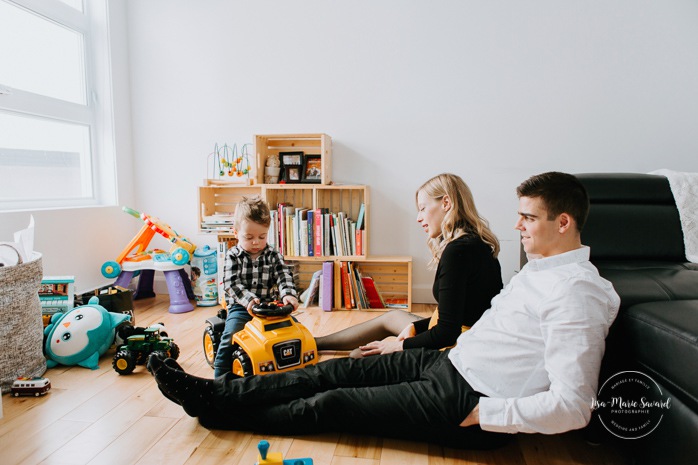 In-home maternity session. Family pregnancy photos. Maternity photos with toddler. Photos de maternité au Saguenay. In-home maternity session with toddler in Saguenay