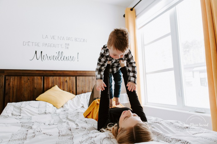 In-home maternity session. Family pregnancy photos. Maternity photos with toddler. Photos de maternité au Saguenay. In-home maternity session with toddler in Saguenay