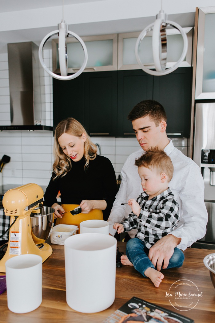 In-home baking session. Family baking photos. Pregnancy bun in the oven baking photos. Maternity photos with toddler. Séance maternité à domicile à Chicoutimi. In-home maternity session with toddler in Saguenay